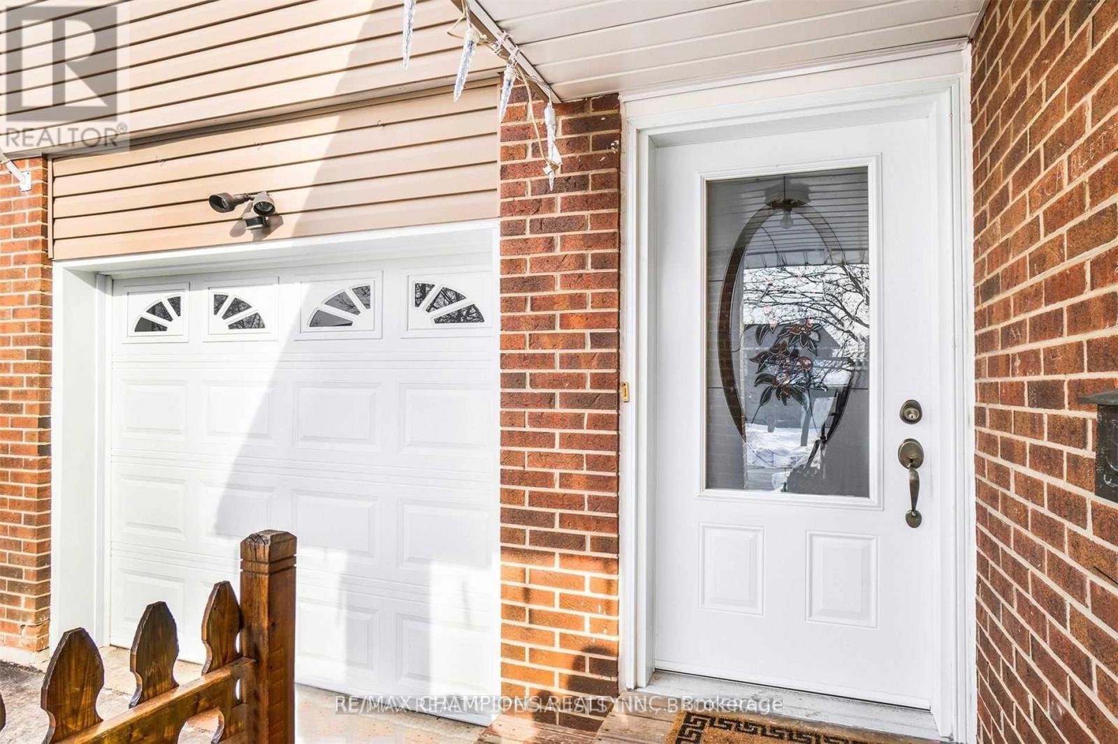 7 Camberley Crescent, Brampton, Ontario  L6V 3L3 - Photo 2 - W12513038