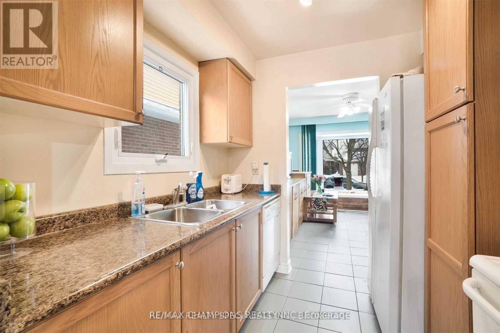 7 Camberley Crescent, Brampton, Ontario  L6V 3L3 - Photo 8 - W12513038