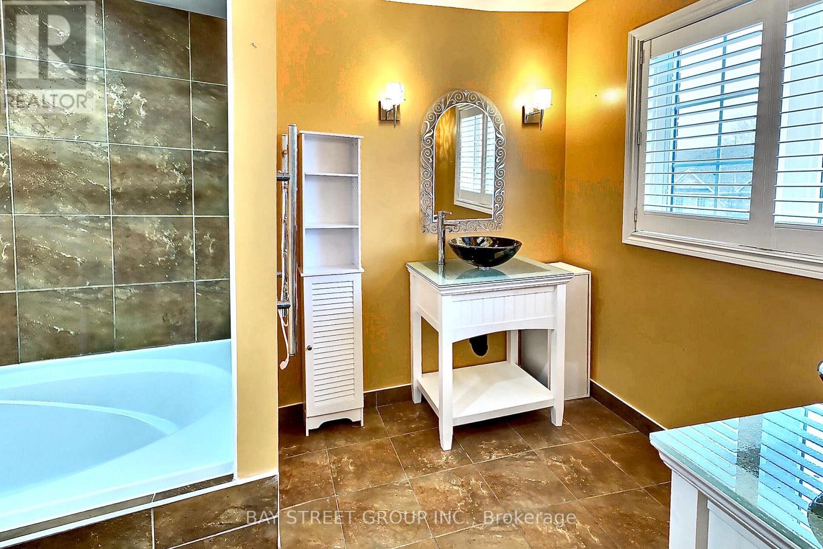 162 Matthew Boyd Crescent, Newmarket, Ontario  L3X 3C6 - Photo 10 - N12513236