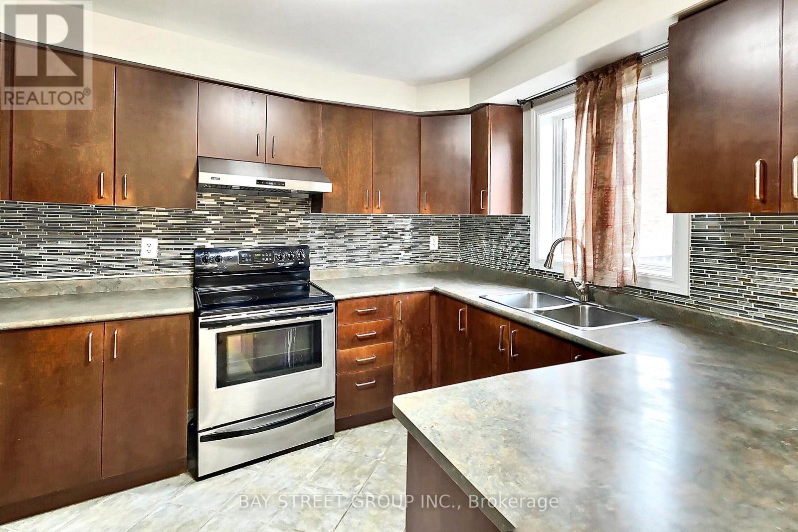 162 Matthew Boyd Crescent, Newmarket, Ontario  L3X 3C6 - Photo 4 - N12513236