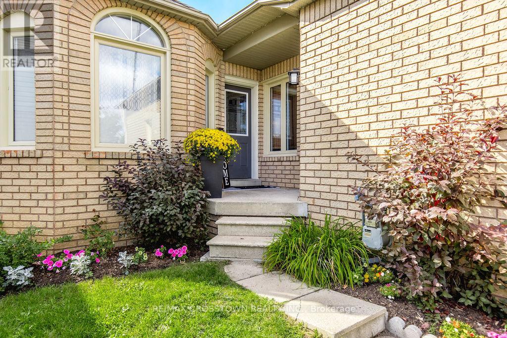 9 Aikens Crescent, Barrie (Holly), Ontario  L4N 8M6 - Photo 2 - S12513212