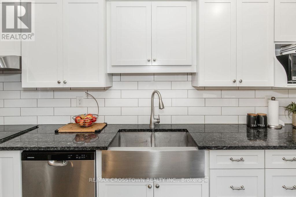 9 Aikens Crescent, Barrie (Holly), Ontario  L4N 8M6 - Photo 8 - S12513212