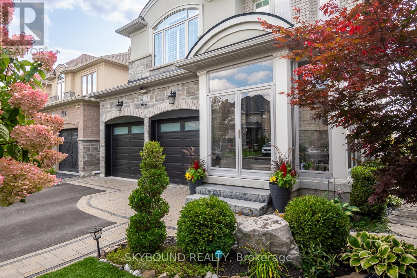 38 Silver Pond Drive, Halton Hills, Ontario  L7G 0G6 - Photo 3 - W12513248