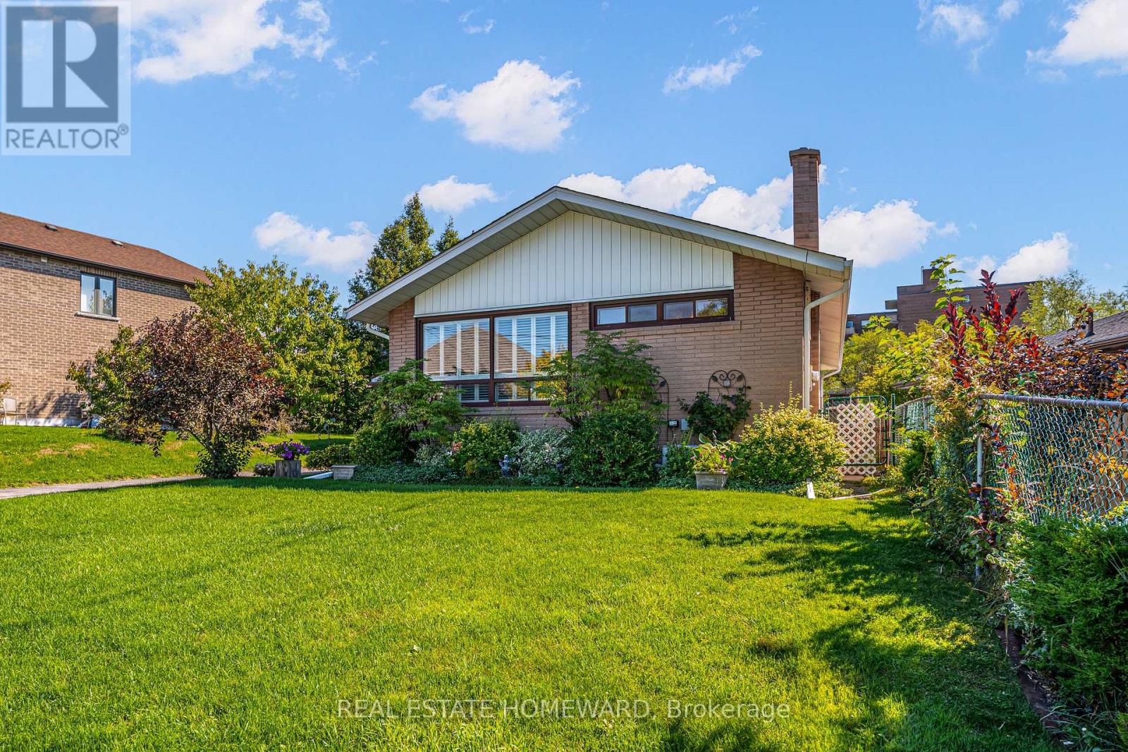 7 Jacinta Drive, Toronto, Ontario  M6L 1H6 - Photo 2 - W12513250