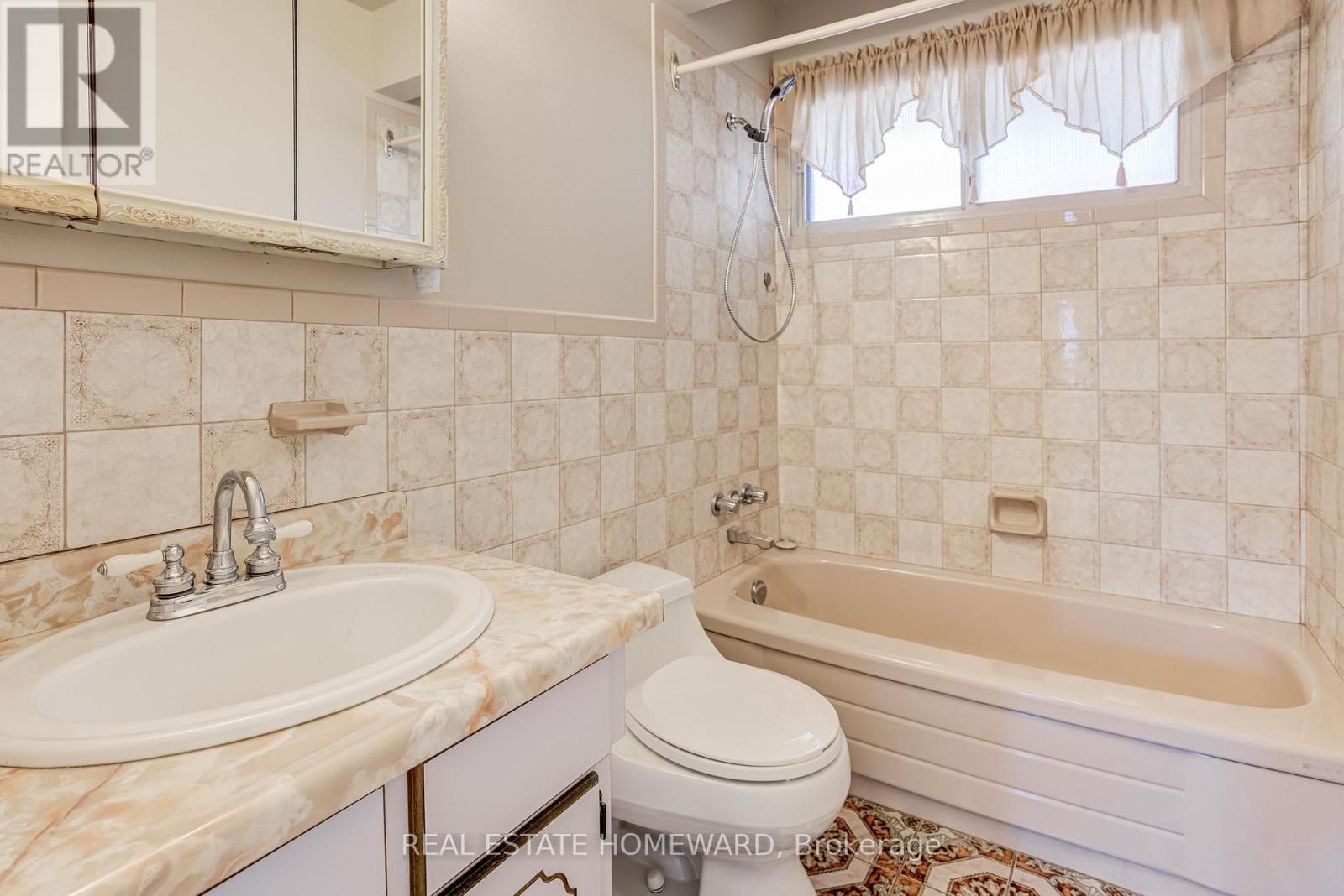 7 Jacinta Drive, Toronto, Ontario  M6L 1H6 - Photo 22 - W12513250