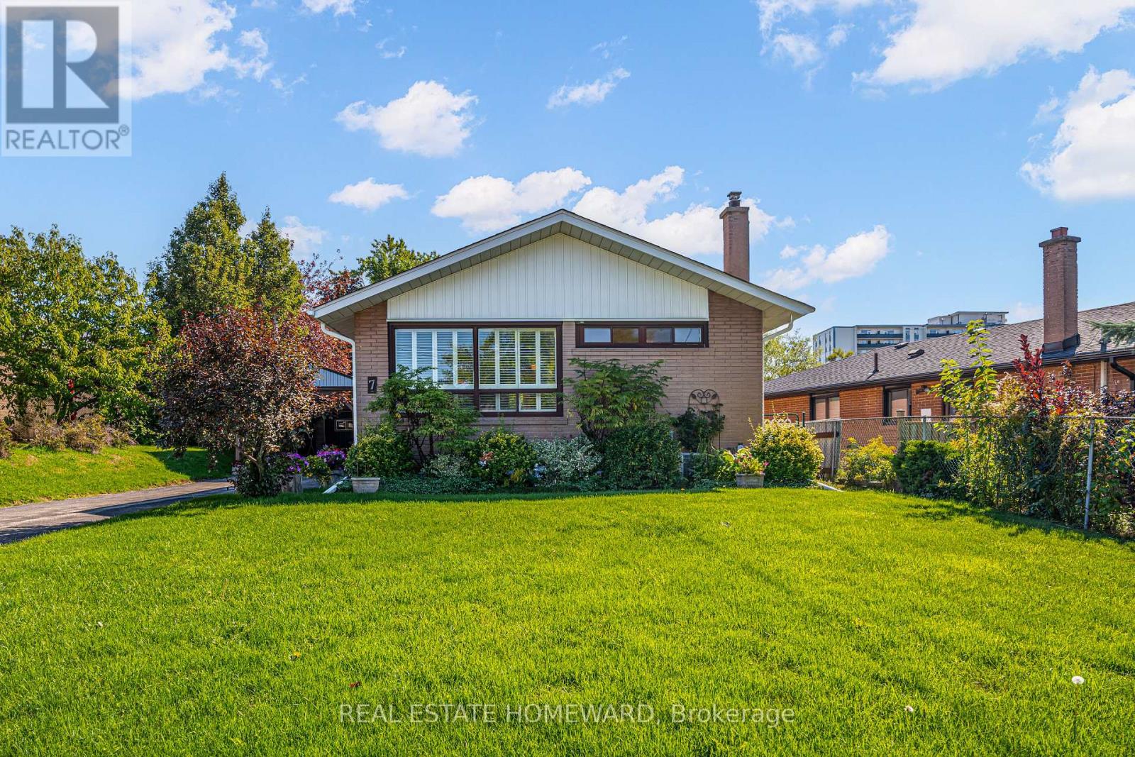 7 Jacinta Drive, Toronto, Ontario  M6L 1H6 - Photo 3 - W12513250