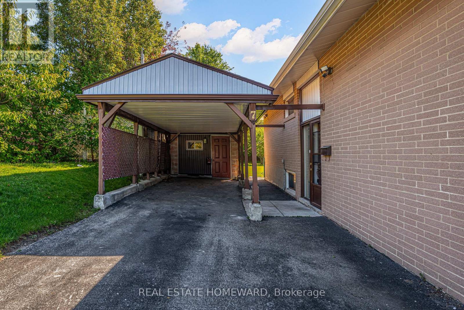 7 Jacinta Drive, Toronto, Ontario  M6L 1H6 - Photo 5 - W12513250