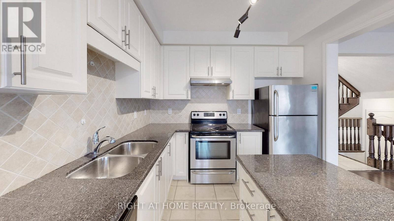 5592 Meadowcrest Avenue, Mississauga, Ontario  L5M 0N1 - Photo 12 - W12513272