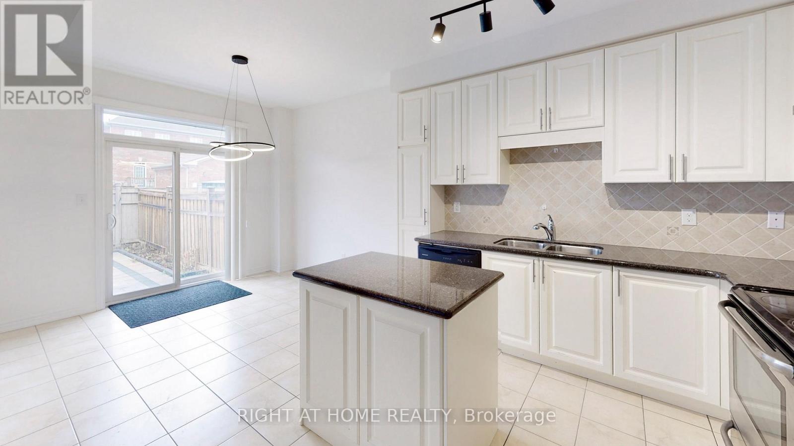 5592 Meadowcrest Avenue, Mississauga, Ontario  L5M 0N1 - Photo 8 - W12513272