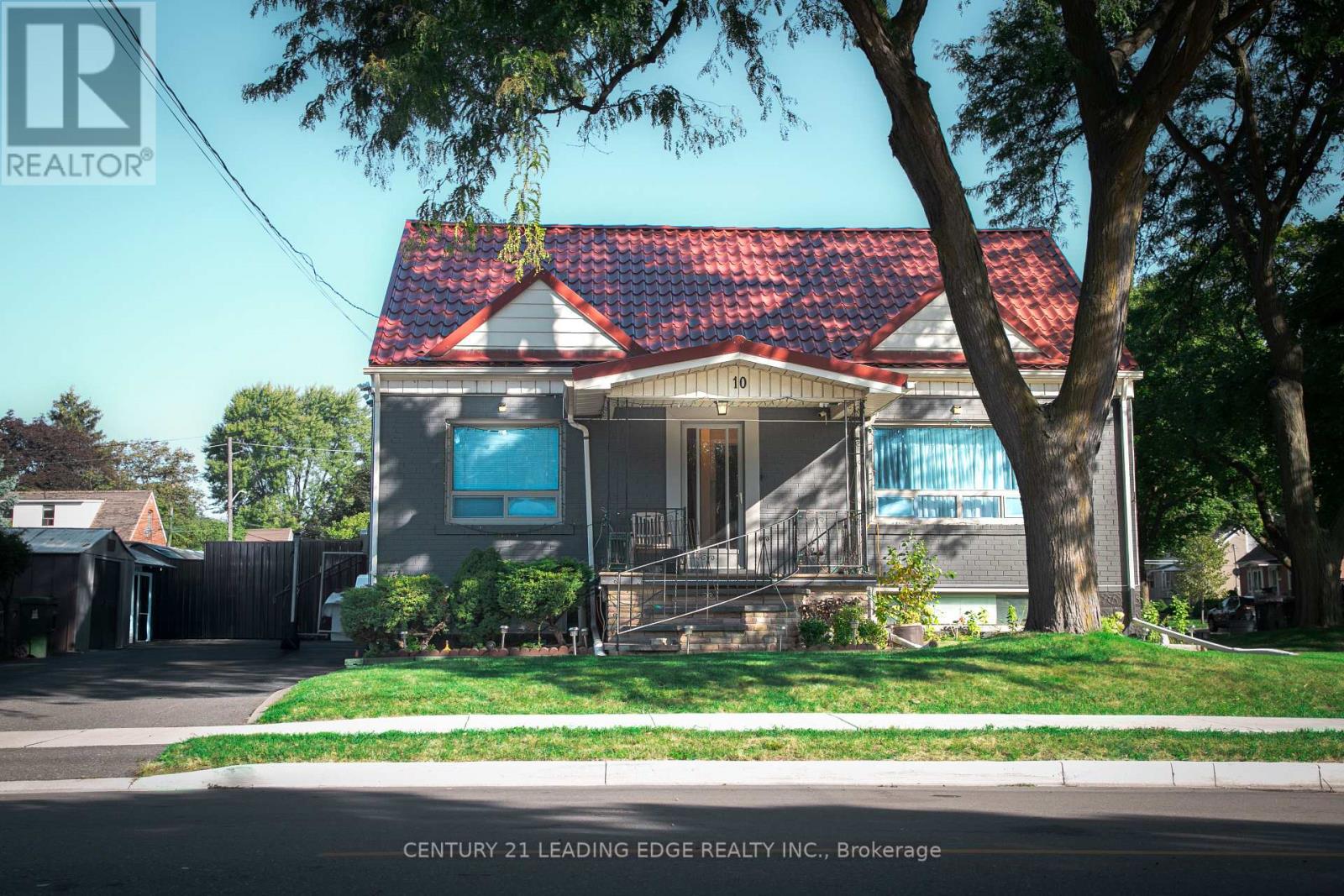 <div class="slider-price">$898,000</div><p>10 Yvonne Avenue, Toronto, Ontario</p>