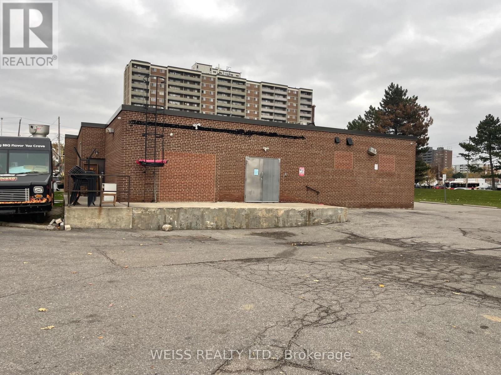 2950 Jane Street, Toronto, Ontario  M3N 3A4 - Photo 4 - W12513394