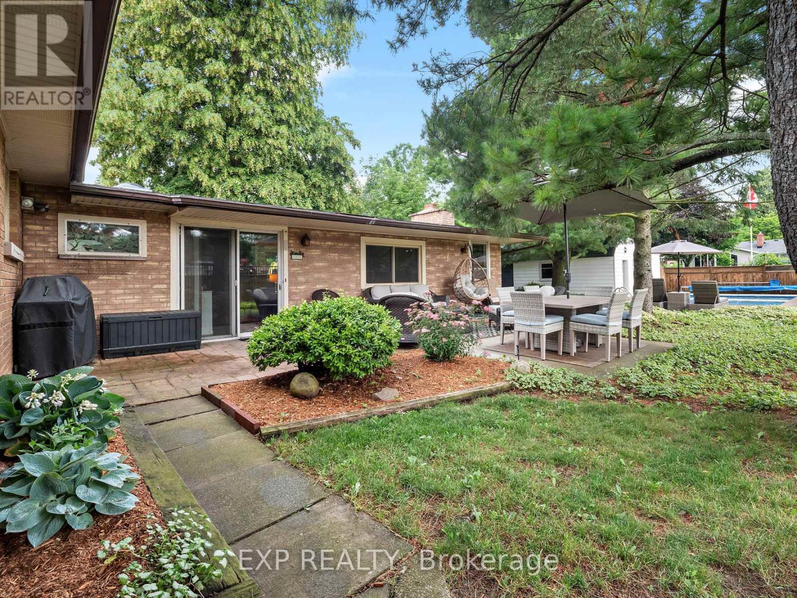 6711 Mcmicking Street, Niagara Falls, Ontario L2J 1X5 - Photo 3 - X12513518