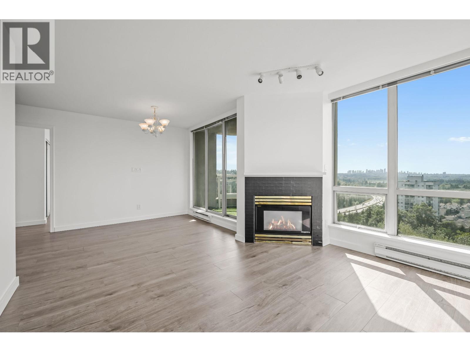 2305 9603 Manchester Drive, Burnaby, British Columbia V3N 4Y7 - Photo 3 - R3065068