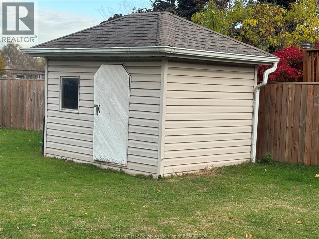 3088 Parkwood Avenue, Windsor, Ontario  N8W 2K4 - Photo 15 - 25028100