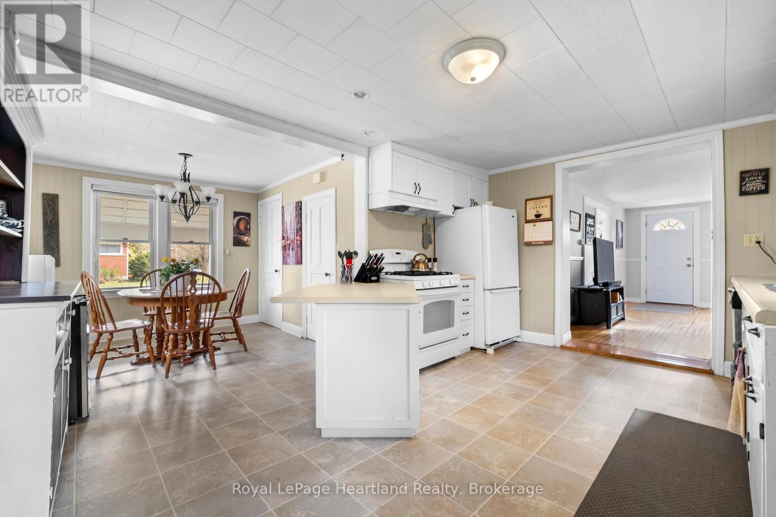 385 Mill Street, North Huron, Ontario N0M 1H0 - Photo 12 - X12513772