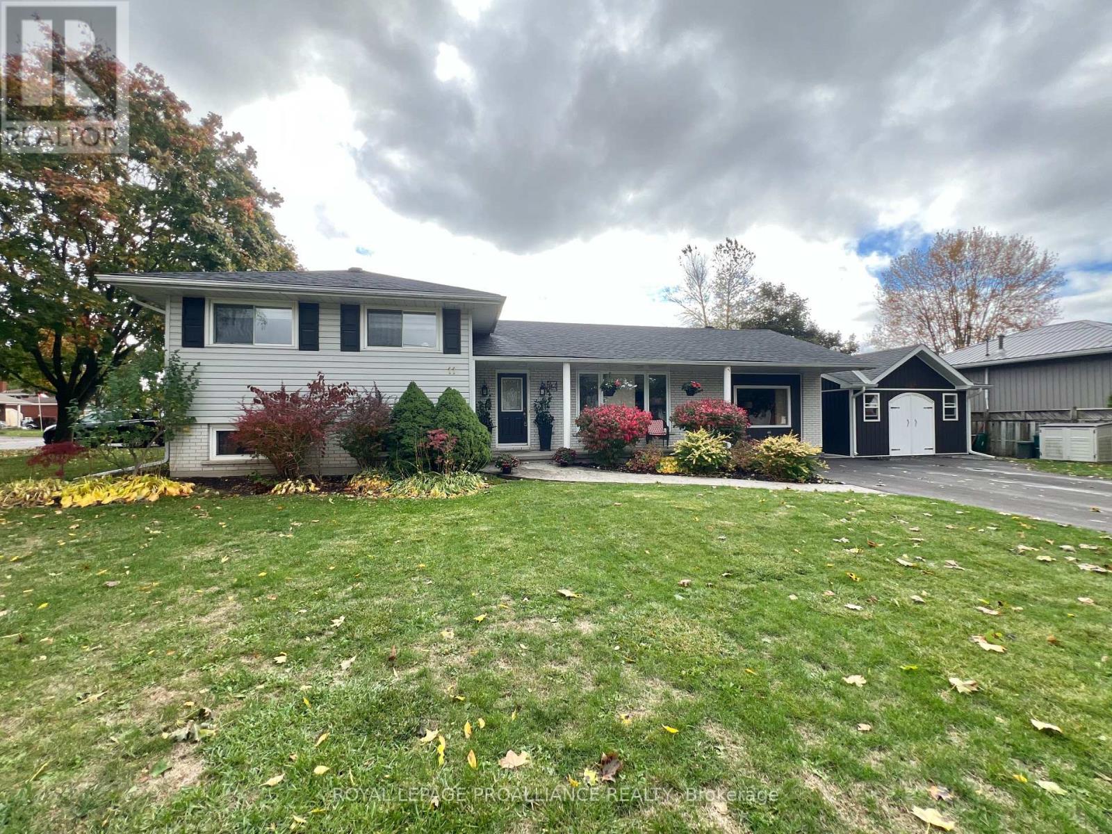 11 Stavebank Road, Belleville, Ontario  K8P 2N7 - Photo 1 - X12513568