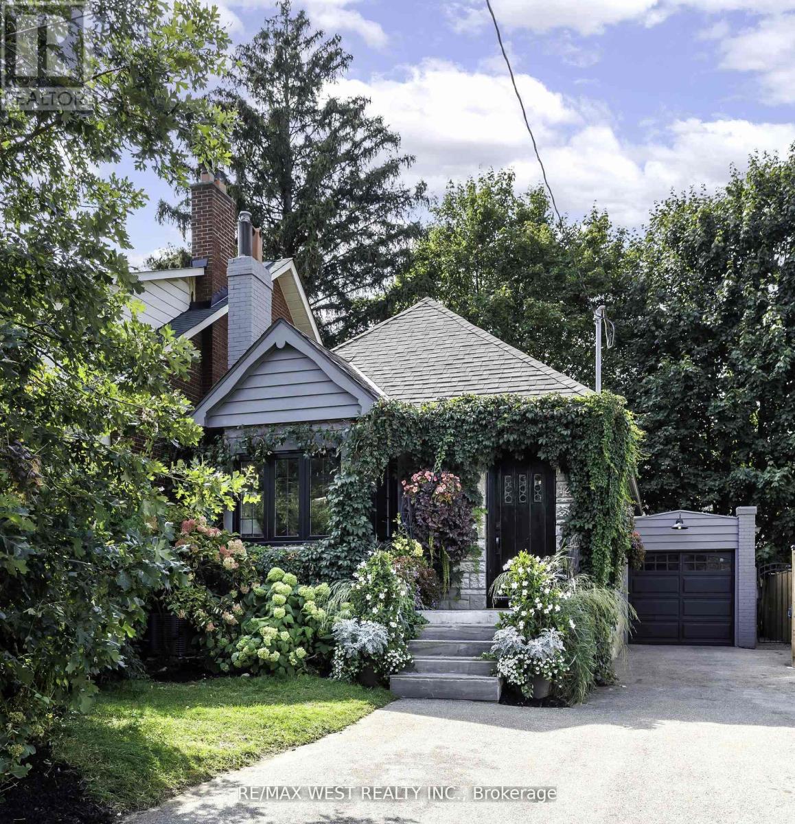 12 Brentwood Road S, Toronto, Ontario  M8Z 3N2 - Photo 3 - W12513482