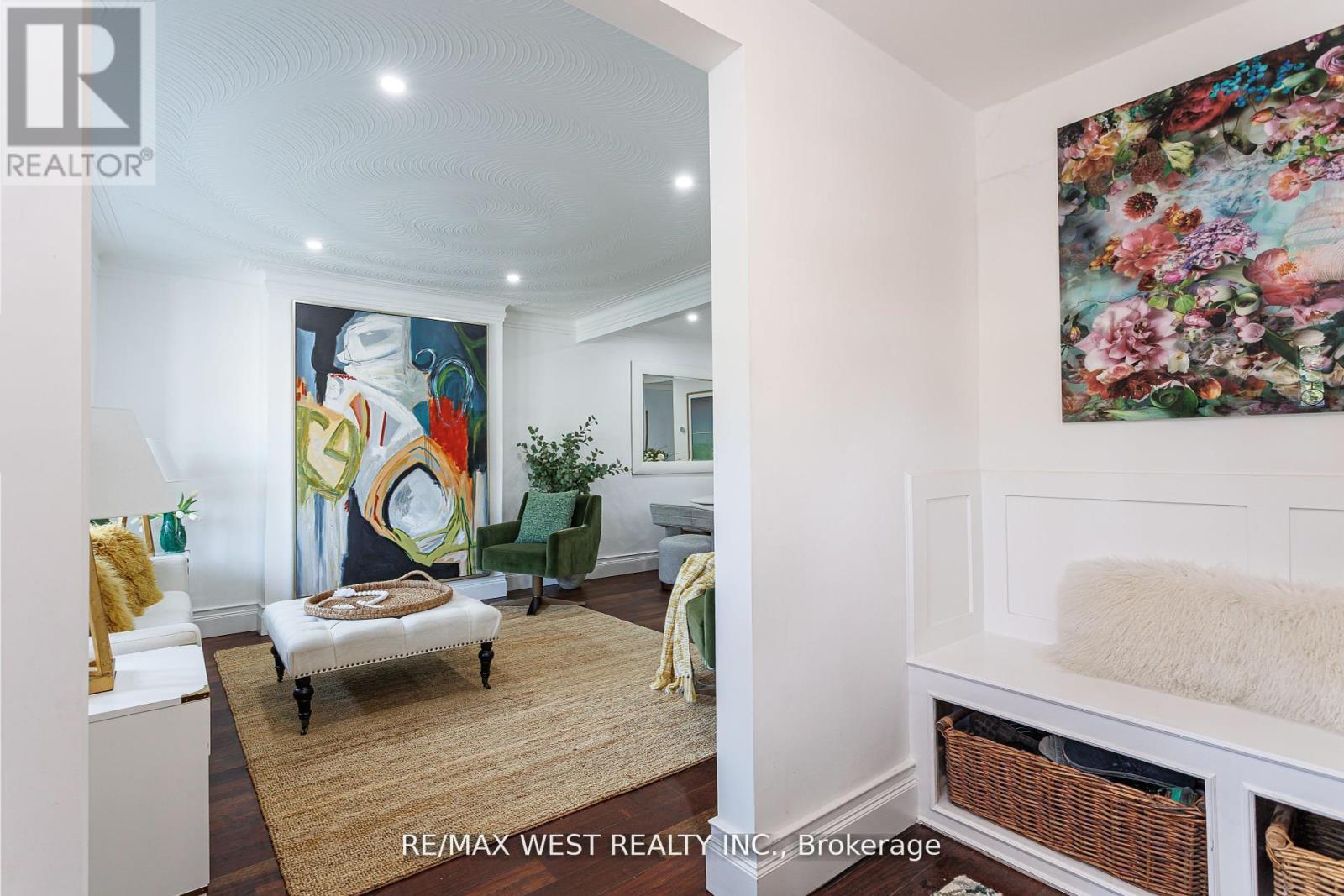 12 Brentwood Road S, Toronto, Ontario  M8Z 3N2 - Photo 4 - W12513482