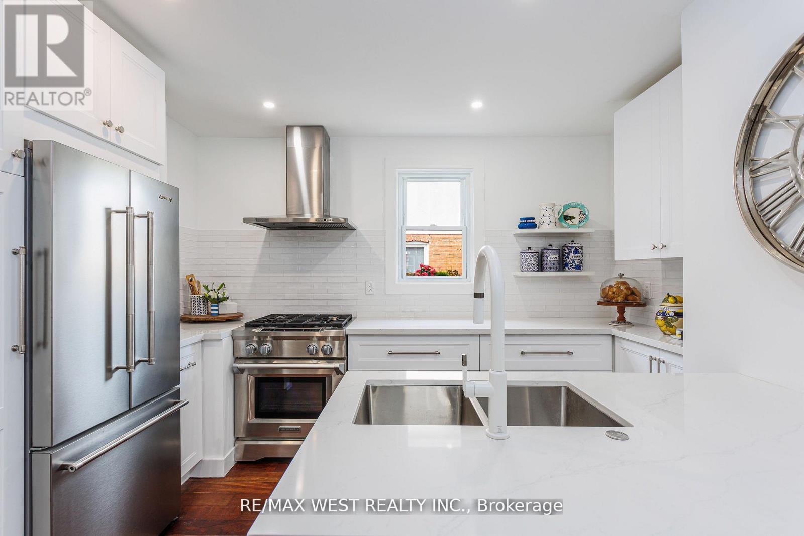 12 Brentwood Road S, Toronto, Ontario  M8Z 3N2 - Photo 5 - W12513482