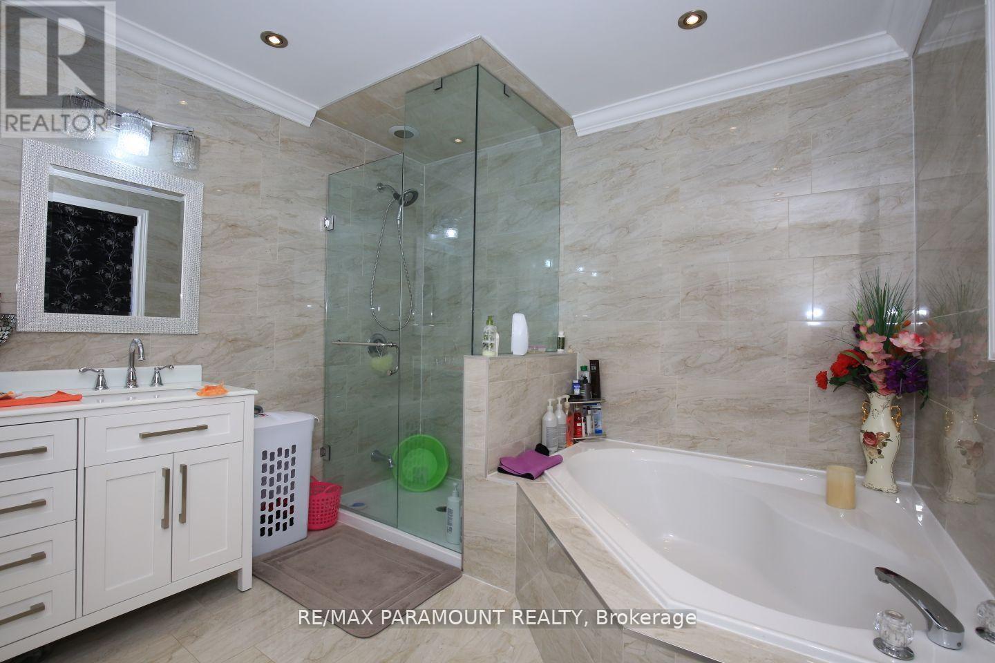 Upper - 39 Octillo Boulevard, Brampton, Ontario  L6R 2P6 - Photo 11 - W12513490