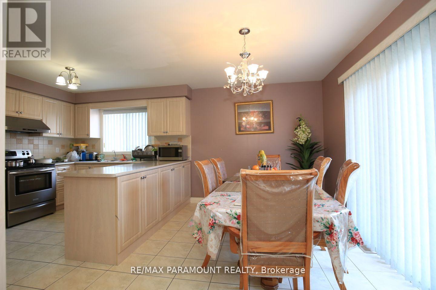 Upper - 39 Octillo Boulevard, Brampton, Ontario  L6R 2P6 - Photo 5 - W12513490