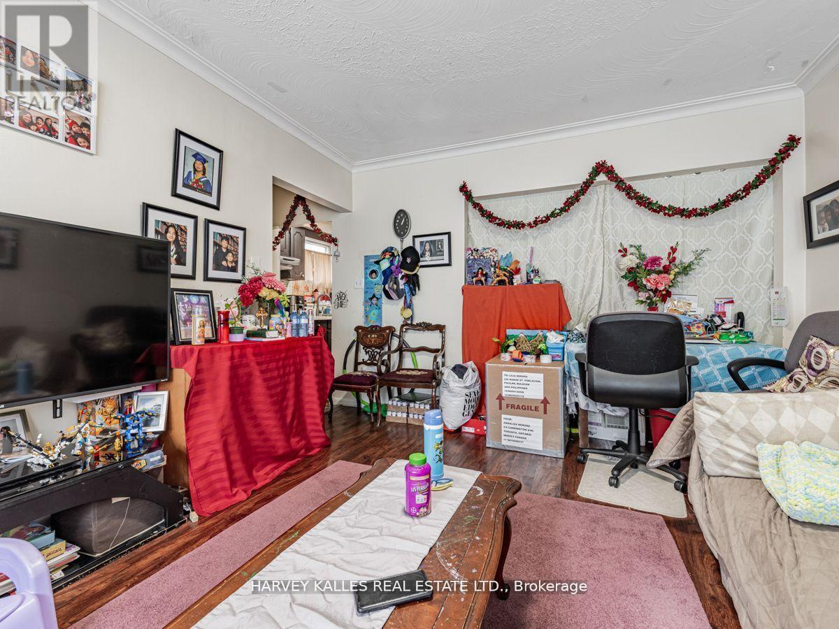 6 Carrington Avenue, Toronto, Ontario  M6E 2C3 - Photo 10 - W12513536