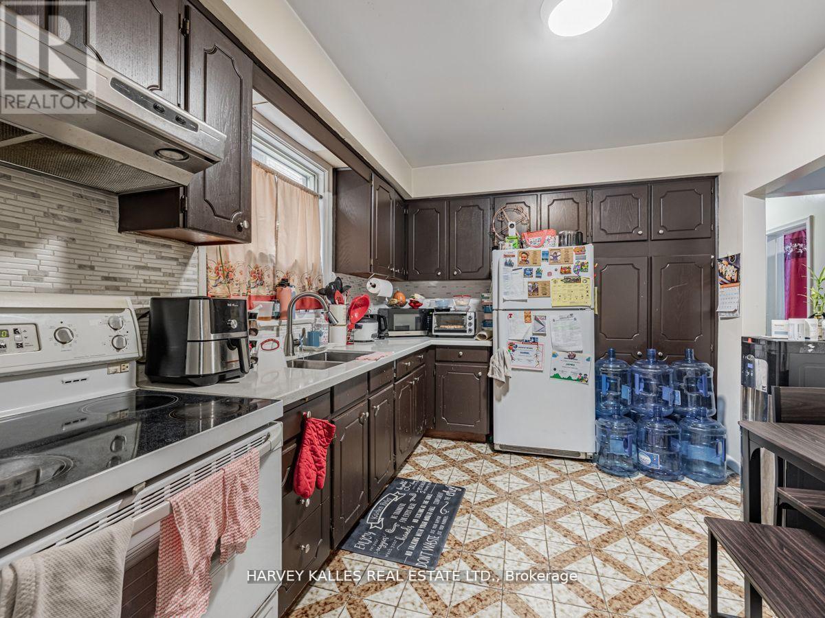 6 Carrington Avenue, Toronto, Ontario  M6E 2C3 - Photo 11 - W12513536