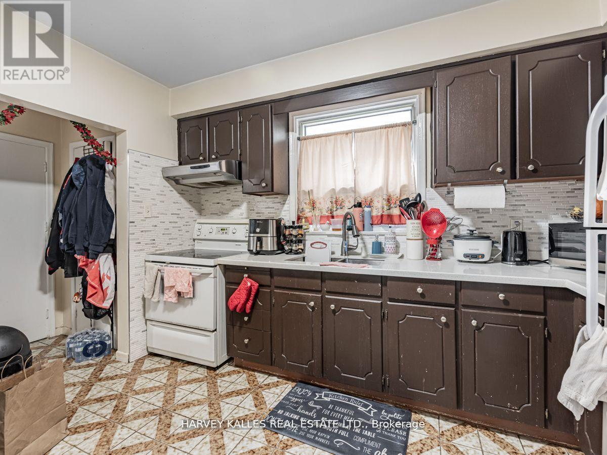 6 Carrington Avenue, Toronto, Ontario  M6E 2C3 - Photo 12 - W12513536