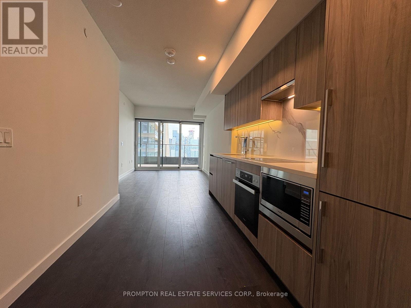 5806 - 3 Concord Cityplace Way, Toronto, Ontario  M5V 0X4 - Photo 2 - C12513686