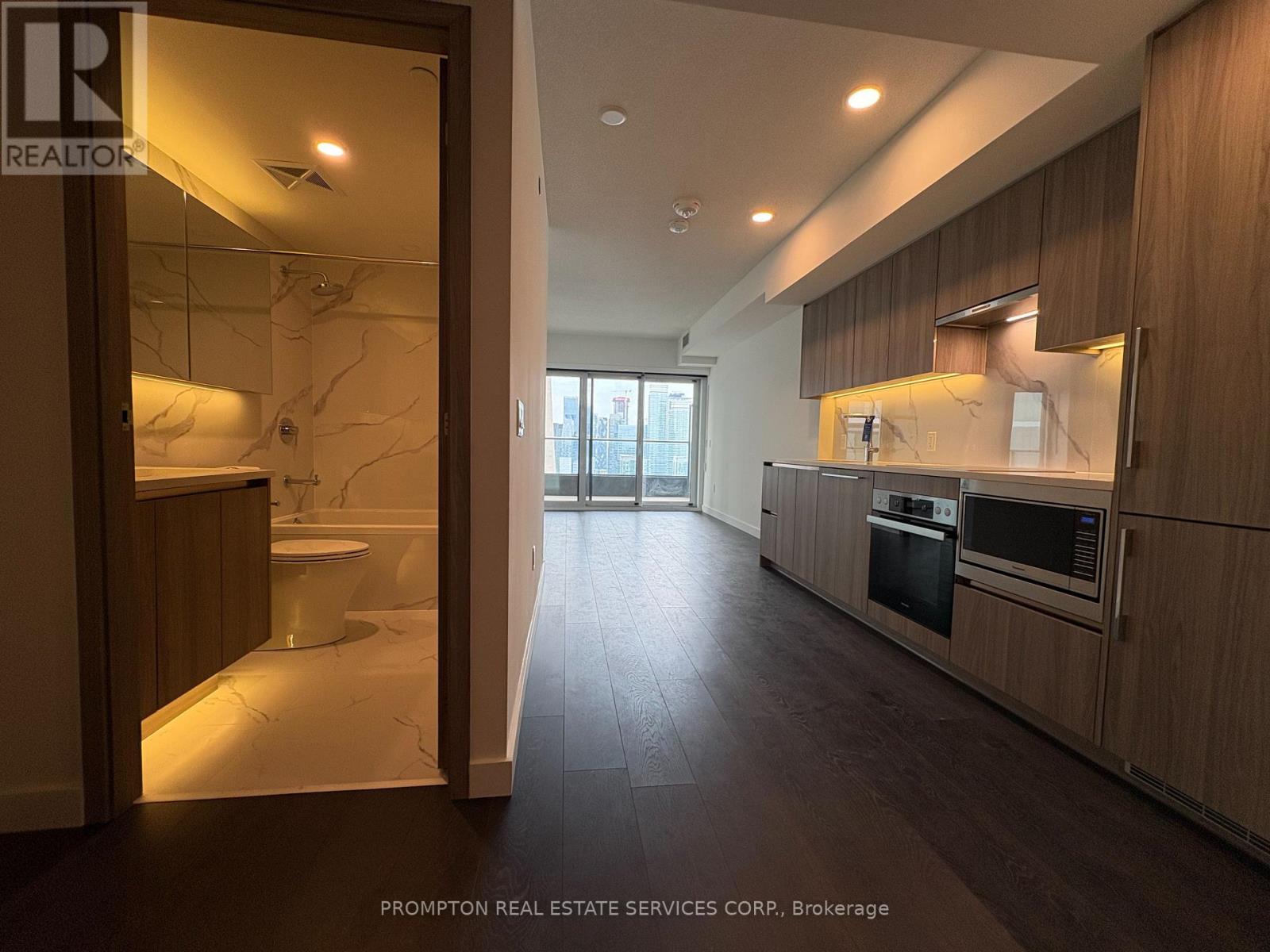 5806 - 3 Concord Cityplace Way, Toronto, Ontario  M5V 0X4 - Photo 4 - C12513686