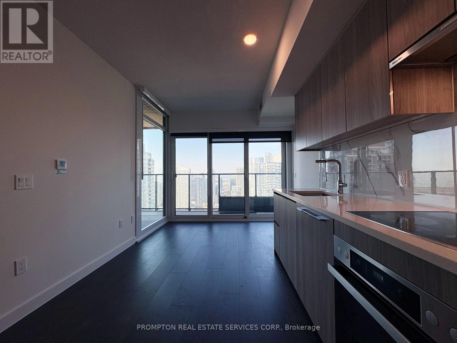 4212 - 3 Concord Cityplace Way, Toronto, Ontario  M5V 0X4 - Photo 2 - C12513698