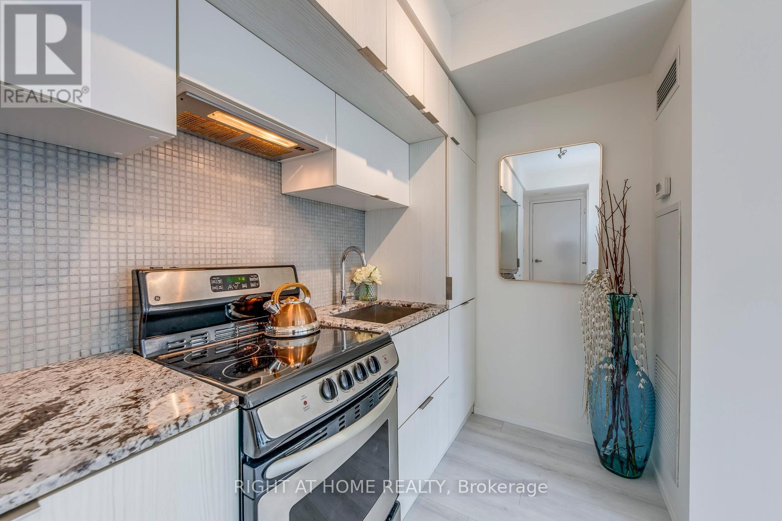 611 - 159 Dundas Street E, Toronto, Ontario  M5B 0A9 - Photo 10 - C12513724