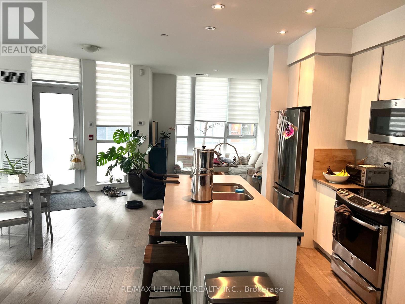 Th 1 - 50 Bruyeres Mews, Toronto, Ontario  M5V 0H8 - Photo 2 - C12513816