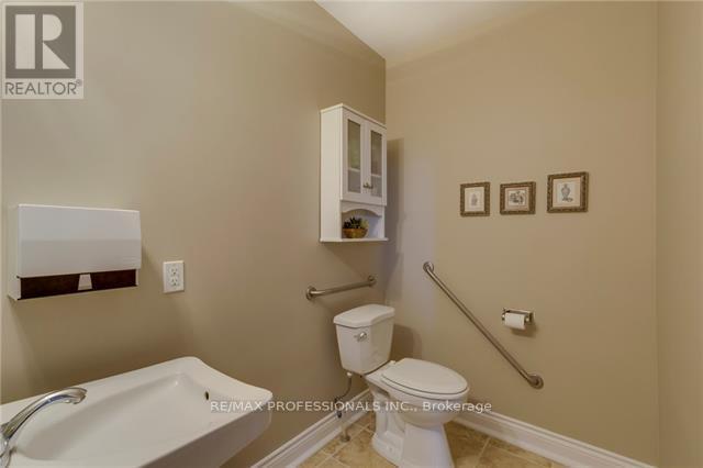114 Bronte Road, Oakville, Ontario  L6L 3C1 - Photo 4 - W12513590