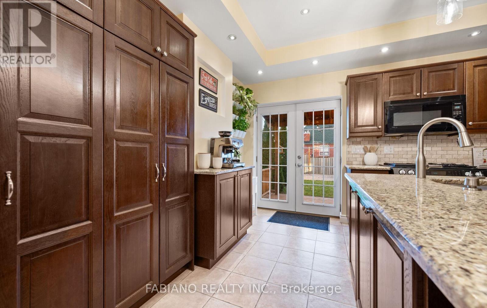 117 Morrison Avenue, Toronto, Ontario  M6E 1M3 - Photo 19 - W12513598