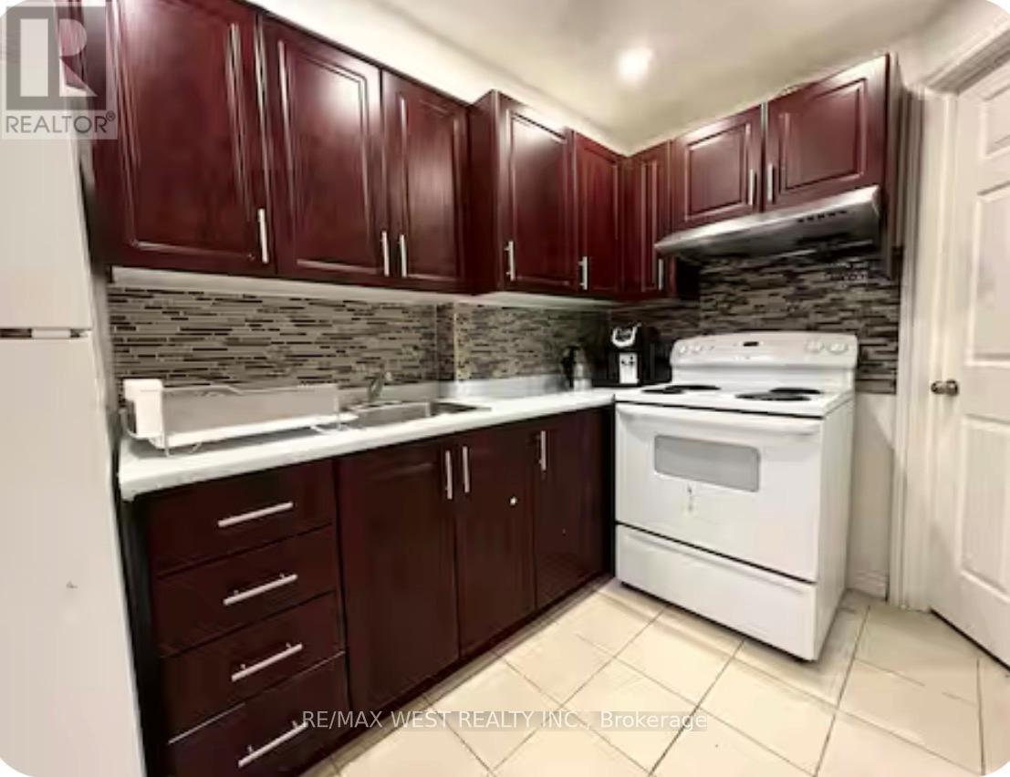 11a St Andrews Boulevard, Toronto, Ontario  M9R 1V9 - Photo 3 - W12513652