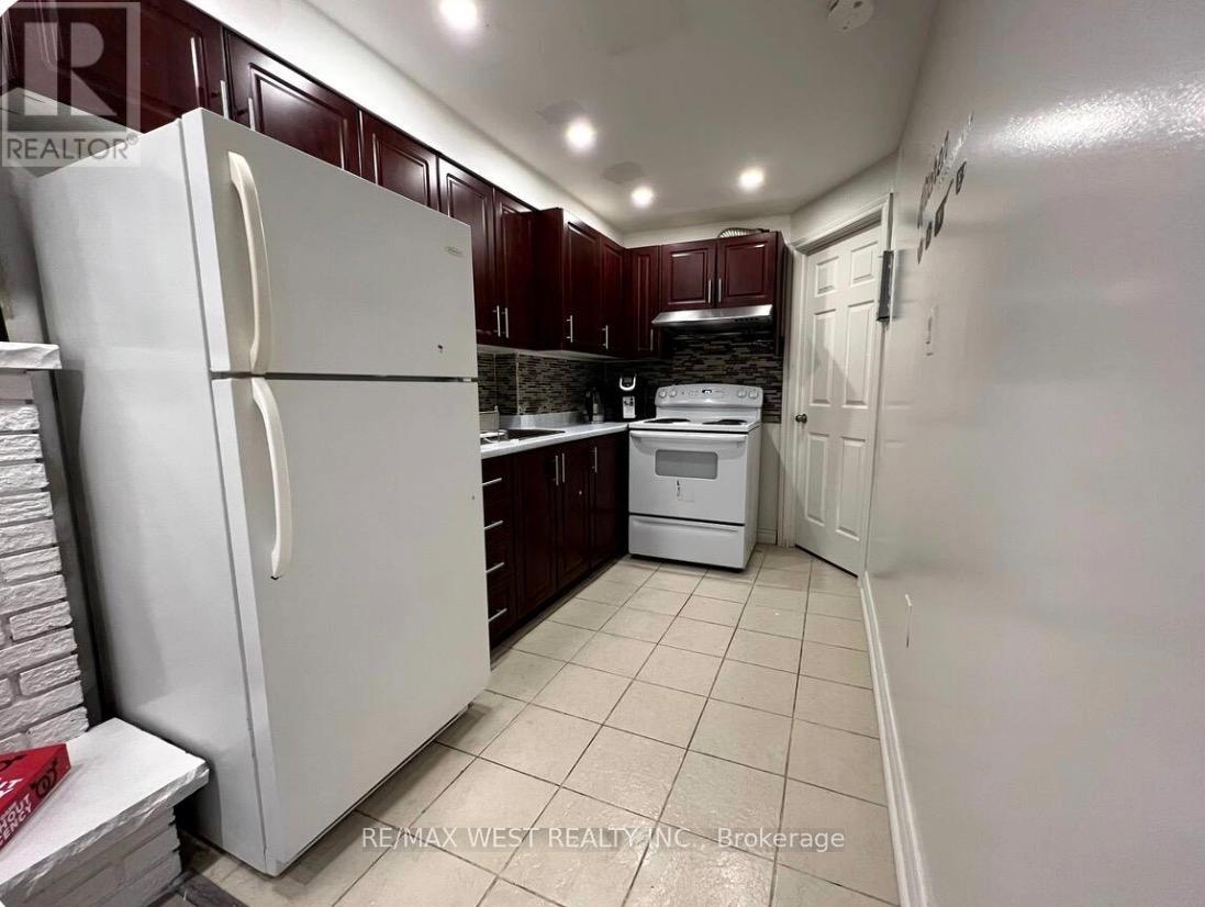 11a St Andrews Boulevard, Toronto, Ontario  M9R 1V9 - Photo 4 - W12513652