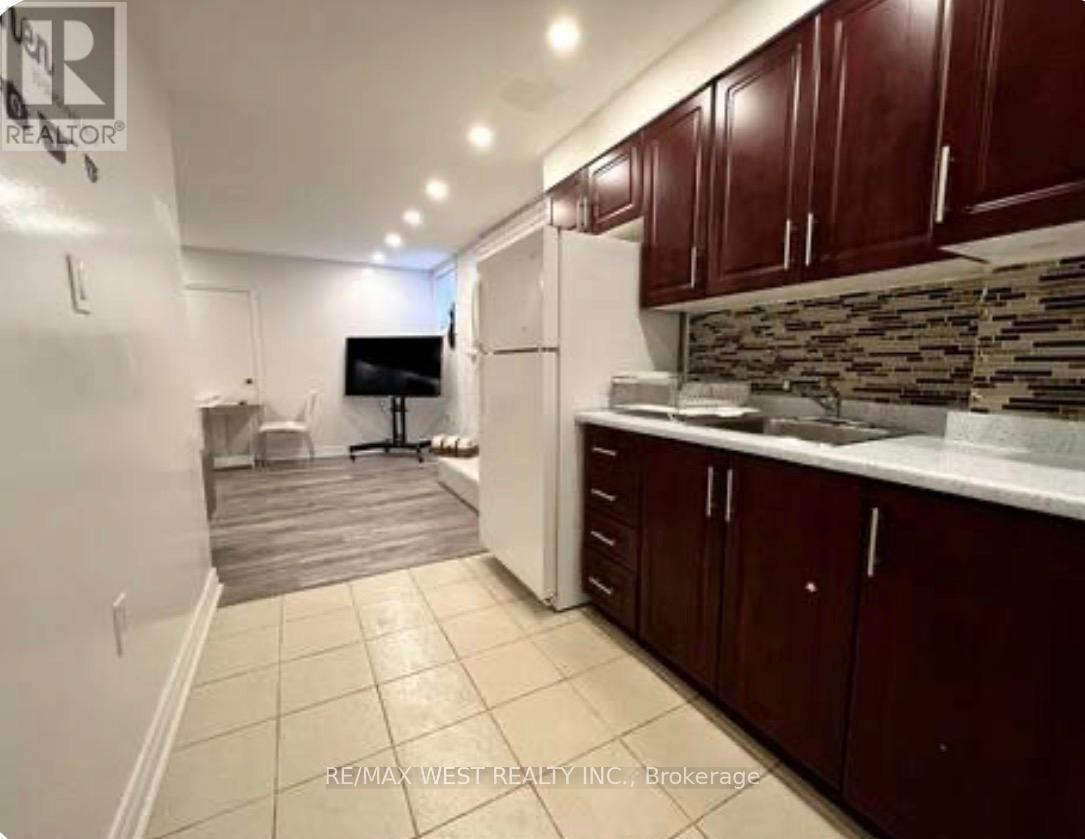 11a St Andrews Boulevard, Toronto, Ontario  M9R 1V9 - Photo 5 - W12513652