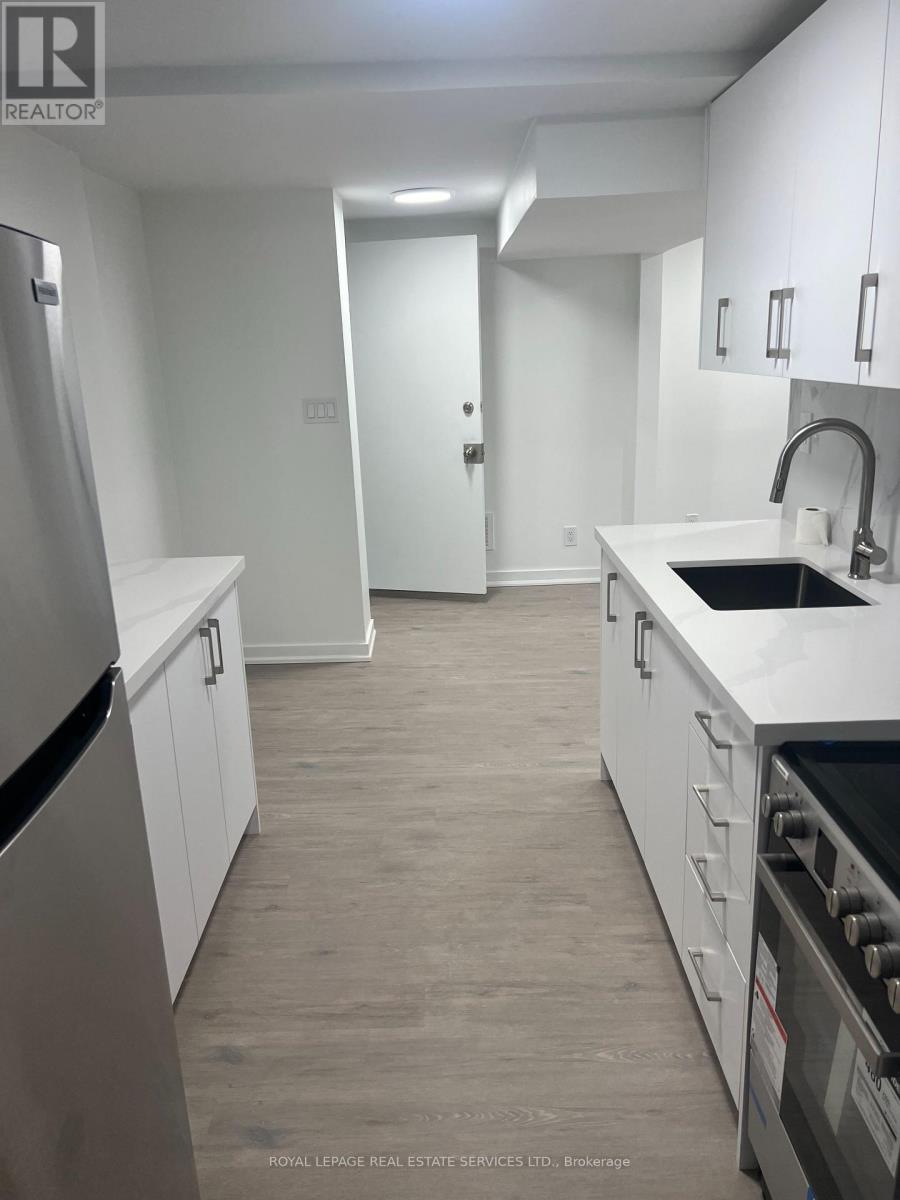 Lower - 1108 Kos Boulevard, Mississauga, Ontario  L5J 4C4 - Photo 3 - W12513670