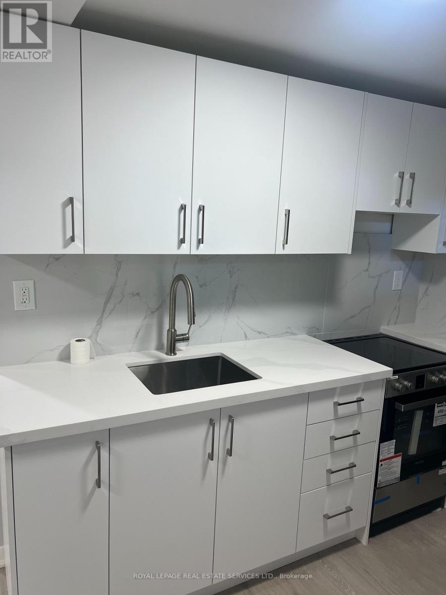 Lower - 1108 Kos Boulevard, Mississauga, Ontario  L5J 4C4 - Photo 4 - W12513670