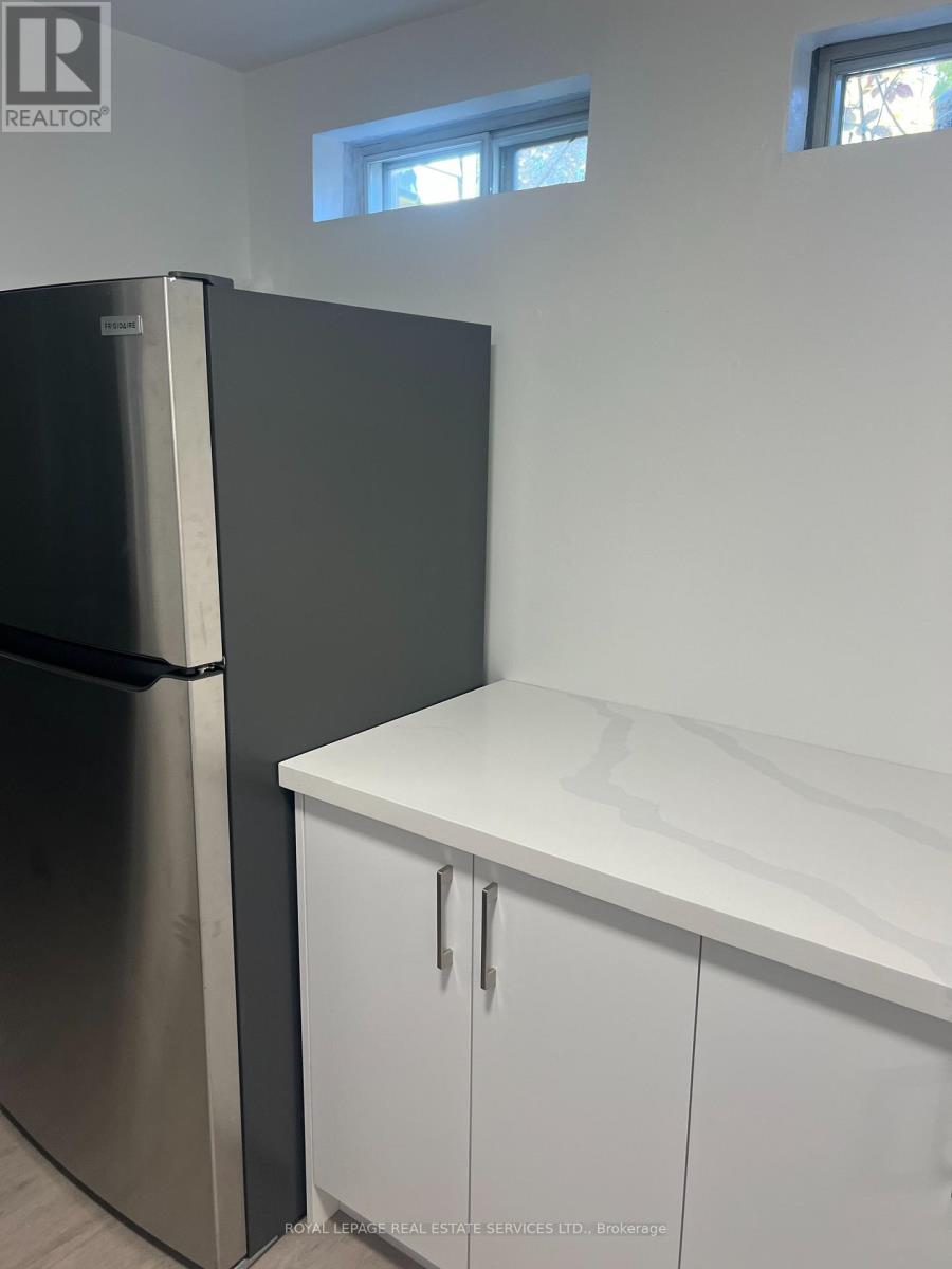 Lower - 1108 Kos Boulevard, Mississauga, Ontario  L5J 4C4 - Photo 8 - W12513670