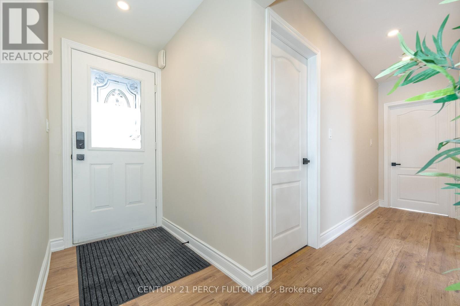 10 Sealcove Drive, Toronto, Ontario  M9C 2C5 - Photo 3 - W12513696