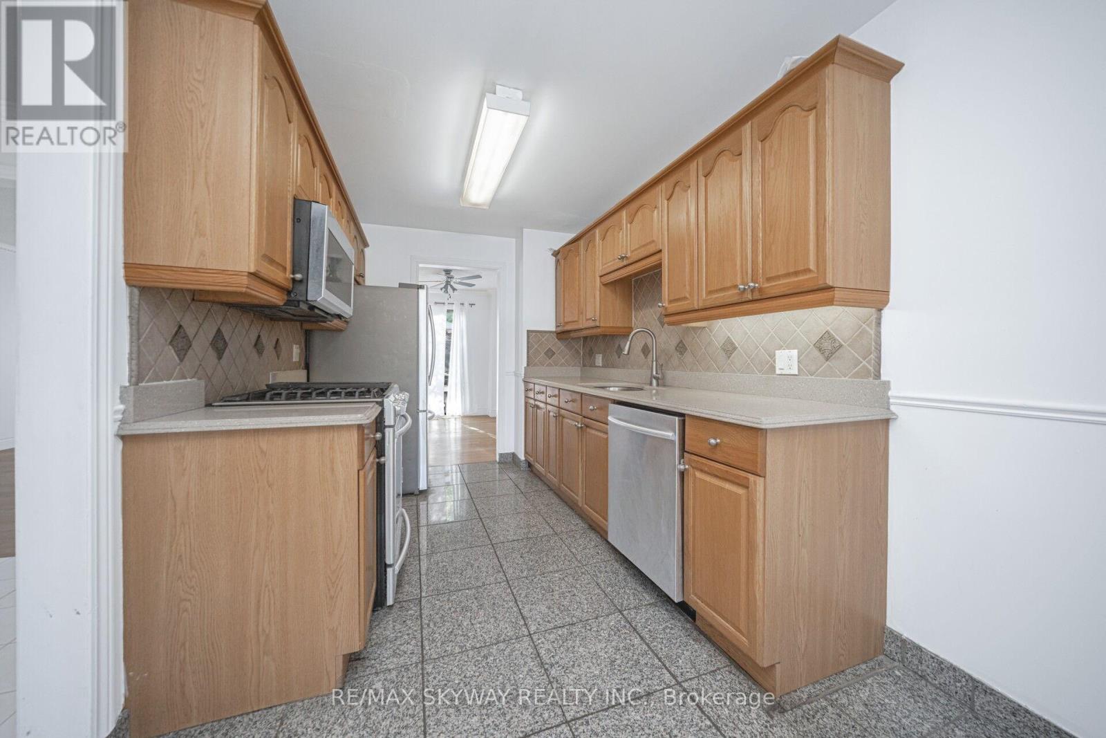 46 Royal Palm Drive, Brampton, Ontario  L6Z 1P6 - Photo 11 - W12513700