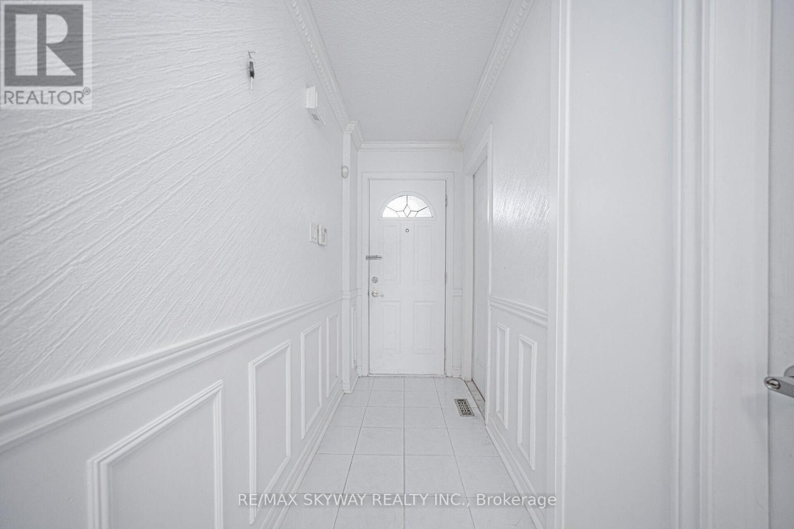 46 Royal Palm Drive, Brampton, Ontario  L6Z 1P6 - Photo 6 - W12513700