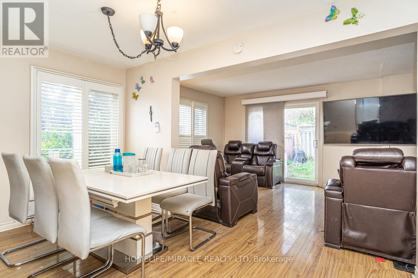 5 Holmcrest Court, Brampton, Ontario  L6S 1R6 - Photo 4 - W12513758