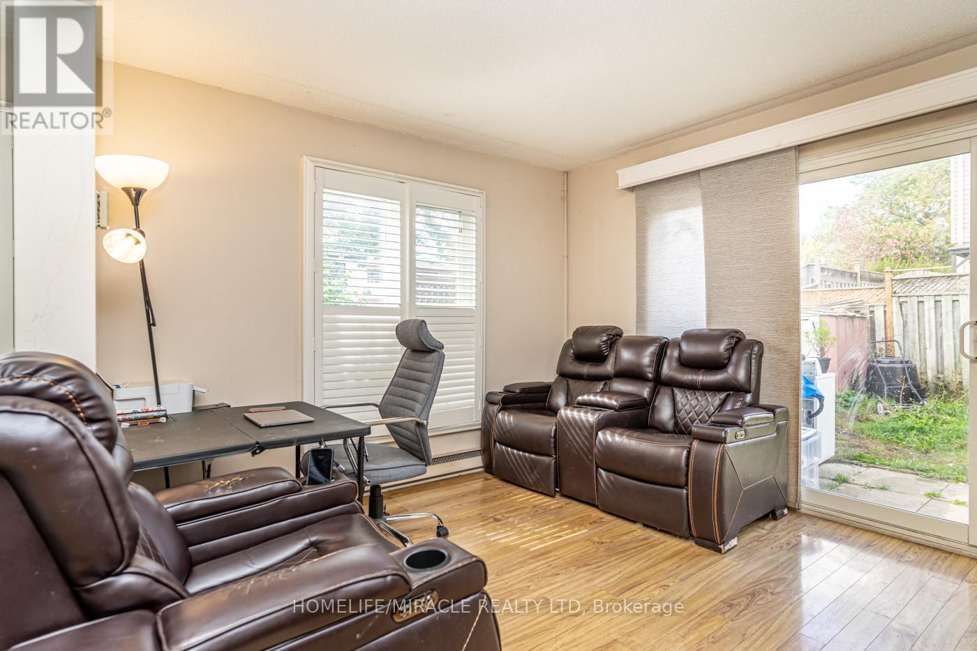 5 Holmcrest Court, Brampton, Ontario  L6S 1R6 - Photo 5 - W12513758