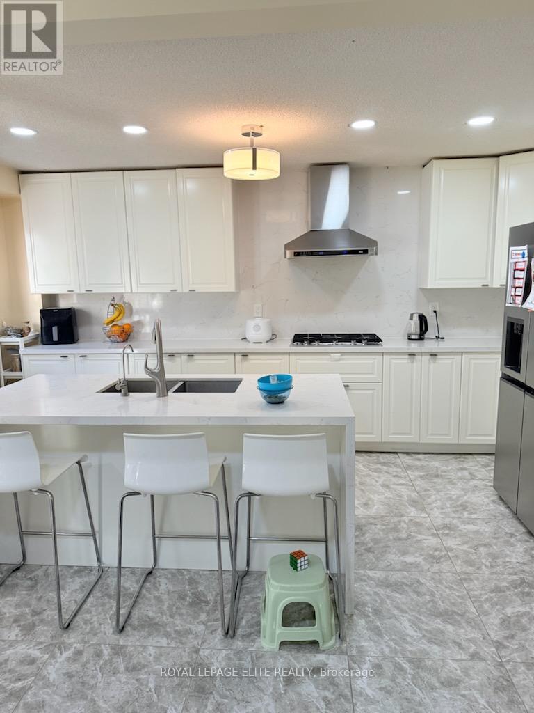 12 Egret Court, Brampton, Ontario  L6Z 3A1 - Photo 2 - W12513790