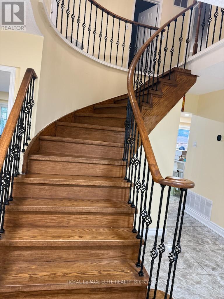 12 Egret Court, Brampton, Ontario  L6Z 3A1 - Photo 8 - W12513790