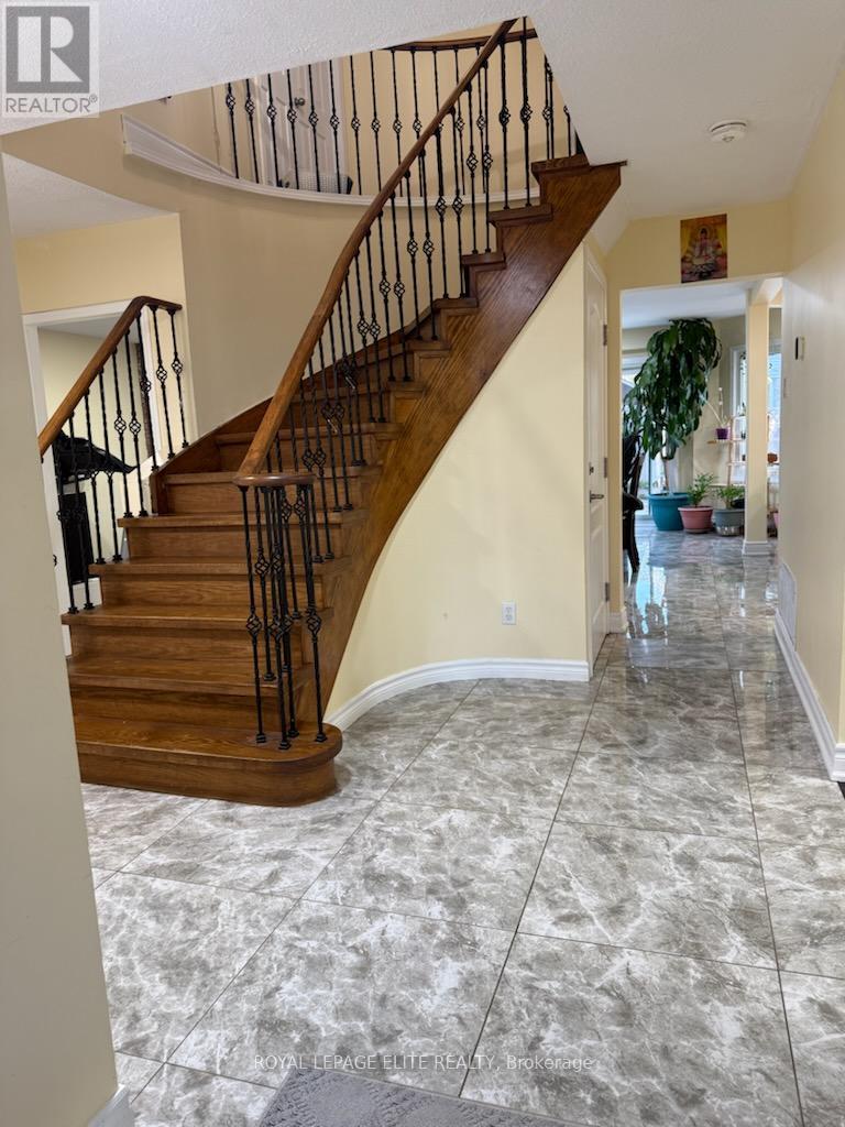 12 Egret Court, Brampton, Ontario  L6Z 3A1 - Photo 9 - W12513790