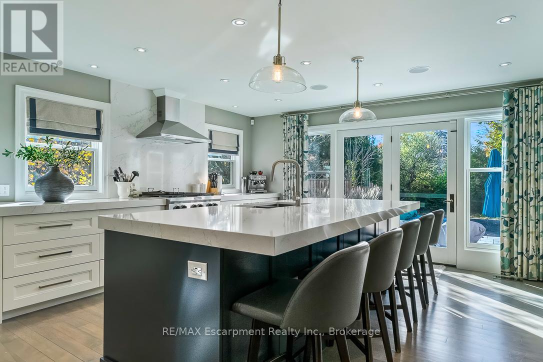 278 Carolyn Drive, Oakville, Ontario  L6K 3M6 - Photo 11 - W12513920